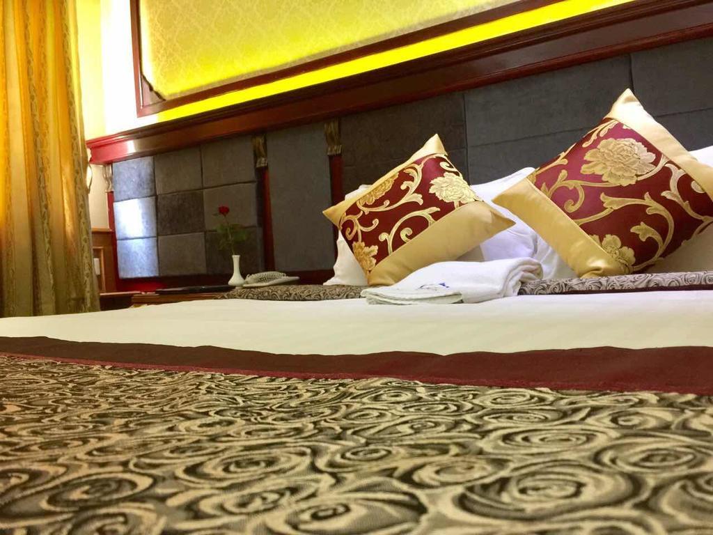 Palace Hotel Mandalay Bagian luar foto