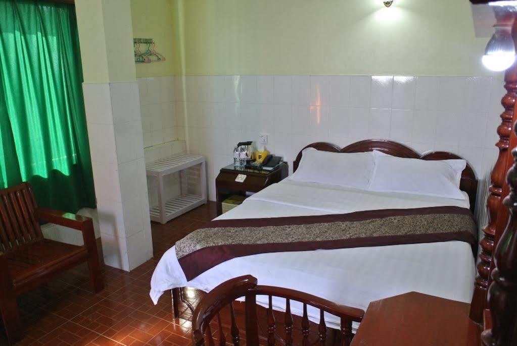 Palace Hotel Mandalay Bagian luar foto